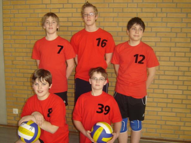 SF Aligse.JPG - Unsere Jungen haben in den letzten Jahren schon einige Erfahrung mit bedeutenden Turnieren  gesammelt, denn sie haben sich in verschiedenen Altersklassen mehrfach für die Landesmeisterschaften qualifizieren können und dort auch gute Ergebnisse erzielt   - aber mit der Teilnahme an diesen DM ist natürlich ein Traum in Erfüllung gegangen.

Wir kommen aus einem kleinen Verein in einem sehr kleinen Dorf (1850 Einwohner) und fühlen uns schon in etwa so wie das bekannte gallische Dorf, das auch gegen übermächtig erscheinende Gegner bestehen kann, denn unsere Mädchen und Jungenmannschaften haben es in den vergangenen 3-4 Jahren 18 mal bis zu den Niedersächsischen Landesmeisterschaften geschafft, darauf sind wir natürlich sehr stolz.
Wenn wir hier in Lohhof mit den anderen Teams mithalten wollen, müssen wir aber wohl doch den Zaubertrank haben    - wir sind schon auf der Suche nach den Zutaten. 
